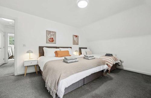 Birmingham Casa | Modern 3BR Home in 2 Nether Hall Near M6 J7 with Hot Tub, Smart TV and Free Parking