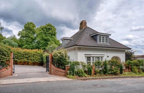 Birmingham Casa | Modern 3BR Home in 2 Nether Hall Near M6 J7 with Hot Tub, Smart TV and Free Parking
