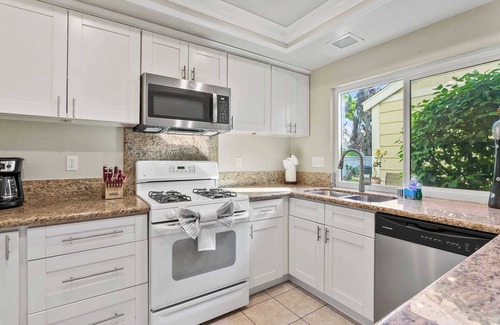 Woodbridge Casa | Modern 3BR Home in Irvine, Patio, Spacious Layout, Close to Beaches #18