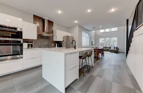 MLK Casa | Modern 3BR Home w/ Backyard, BBQ grill & Sauna!