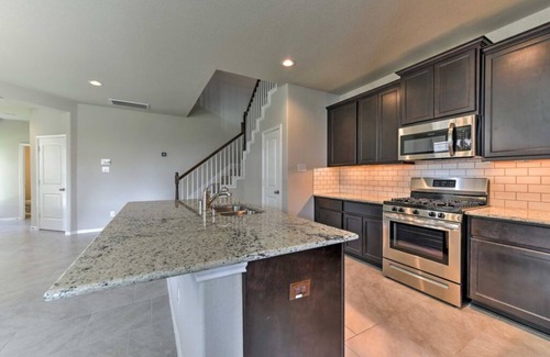 Rosenberg Casa | Modern 3BR Home w/Fenced Backyard - Across from Brazos Town Center