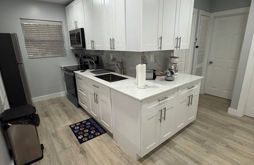 Central Fort Lauderdale Villa | ✨ Modern home with BBQ and garden, near downtown