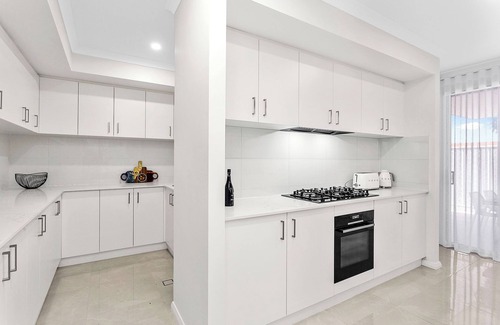Dianella Casa | Modern 3BR Retreat + Alfresco & Double Garage