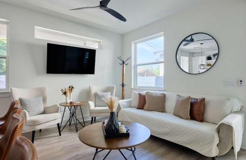 South Manchaca Casa | Modern 3BR Retreat - Mins from Airport - DT - BBQ