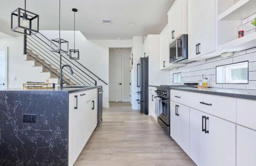 South Manchaca Casa | Modern 3BR Retreat - Mins from Airport - DT - BBQ