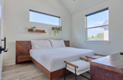 South Manchaca Casa | Modern 3BR Retreat - Mins from Airport - DT - BBQ
