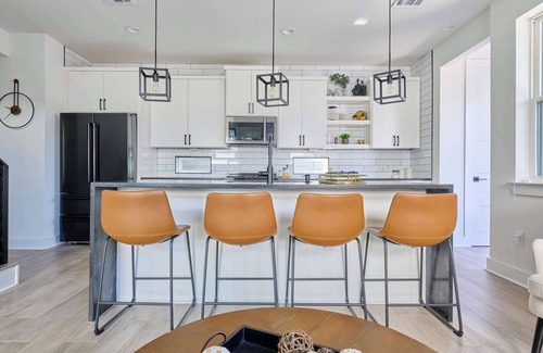 South Manchaca Casa | Modern 3BR Retreat | Mins from Airport | DT | BBQ