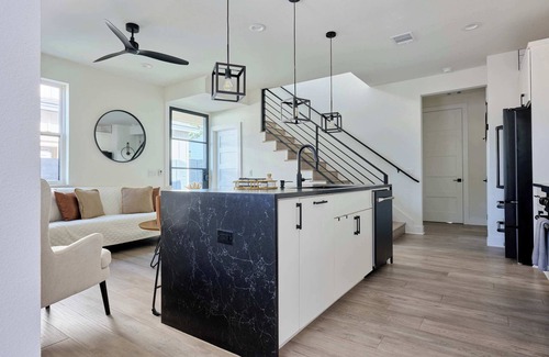 South Manchaca Casa | Modern 3BR Retreat | Mins from Airport | DT | BBQ