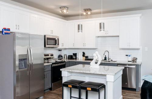 Southeast Houston Casa | Modern 3BR Retreat - Smart TVs - Fast WiFi - Near Downtown - Med Center - NRG Stadium - Private Backyard