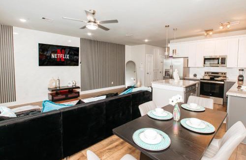 Southeast Houston Casa | Modern 3BR Retreat - Smart TVs - Fast WiFi - Near Downtown - Med Center - NRG Stadium - Private Backyard