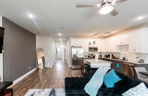Southeast Houston Casa | Modern 3BR Retreat - Smart TVs - Fast WiFi - Near Downtown - Med Center - NRG Stadium - Private Backyard