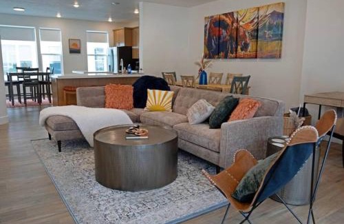 South Salt Lake Casa | Modern 3br Ski Retreat Mountain Views & Garage