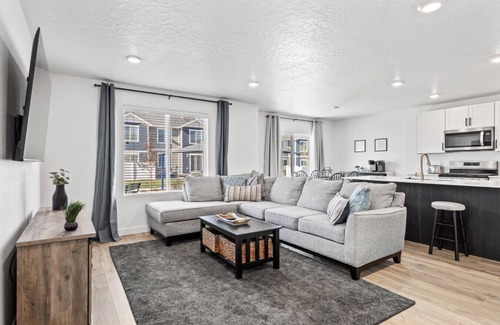 Lehi Casa | Modern 3BR Townhome in Lehi UT