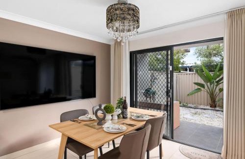 Calamvale Casa | Modern 3BR Townhouse in Calamvale Near Parks and Shops