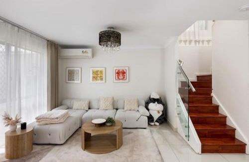 Calamvale Casa | Modern 3BR Townhouse in Calamvale Near Parks and Shops