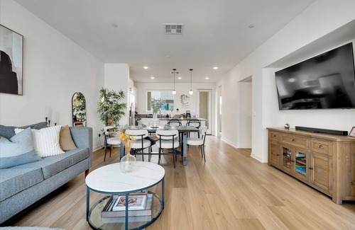 California Terraces Casa | Modern 3BR w/AC + Office & EV Charger – Near border, Sesame Place & Amphiteater