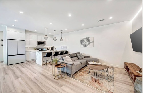 Reseda Casa | Modern 3BR W/King Bed, Gated Pool & BBQ Oasis
