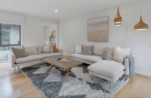 Waramanga Casa | Modern 3BR with gardens in Waramanga