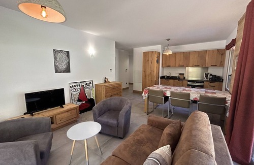 Champagny-en-Vanoise Apartamento | Apartamento moderno 4* con 2 habitaciones, balcón, parking, wifi y mascotas permitidas