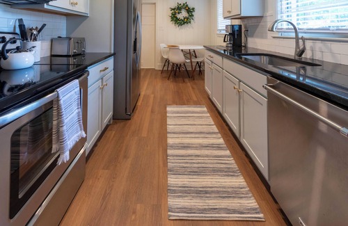 Athens Casa | Modern 4 BDR Home Minutes to UGA Campus and Downtown Bars, Shopping, & Dining