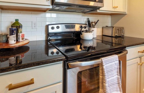 Athens Casa | Modern 4 BDR Home Minutes to UGA Campus and Downtown Bars, Shopping, & Dining