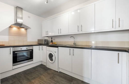 Acresford Apartamento | Modern 4 bed 3 bath apartment, free parking