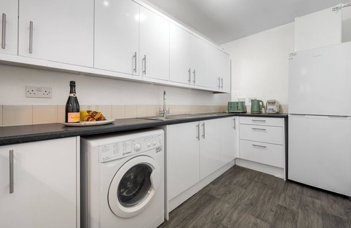 Acresford Apartamento | Modern 4 bed 3 bath apartment, free parking