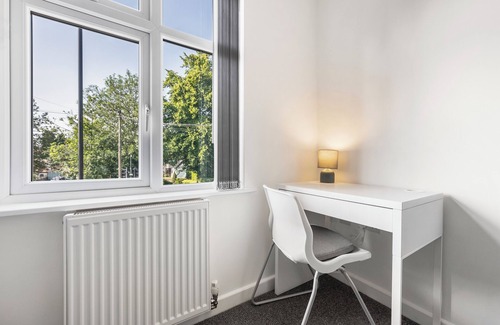 Acresford Apartamento | Modern 4 bed 3 bath apartment, free parking