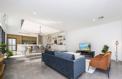 West Leederville Casa | Modern 4-Bed Double-Story House with Patio