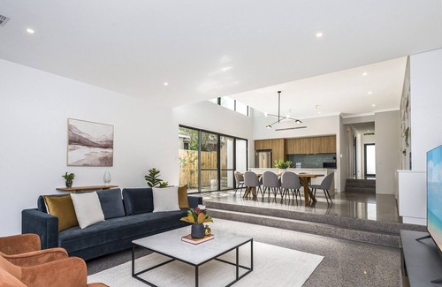 West Leederville Casa | Modern 4-Bed Double-Story House with Patio