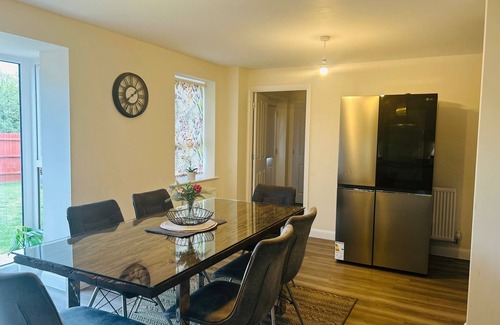 Corby Casa | Modern 4-Bed Detached Home in Corby