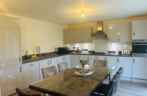 Corby Casa | Modern 4-Bed Detached Home in Corby