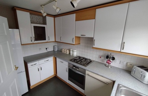 Walsall Casa | Modern 4 Bed House For Contractors & Families Free parking, M6, local amenities