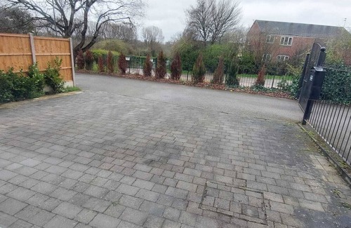 Walsall Casa | Modern 4 Bed House For Contractors & Families Free parking, M6, local amenities