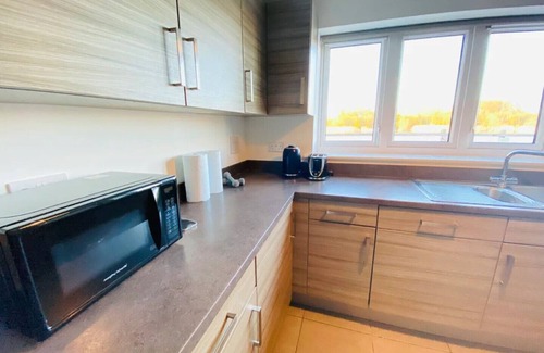 Dartford Casa | Modern 4-bed house with picturesque lakeside view