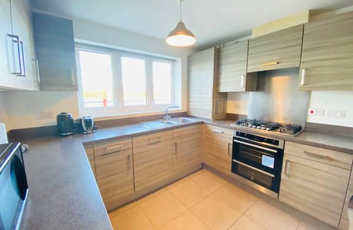 Dartford Casa | Modern 4-bed house with picturesque lakeside view