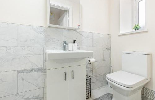 Walsall Casa | Modern 4-Bed, Parking, Pool Table, Sleeps 11