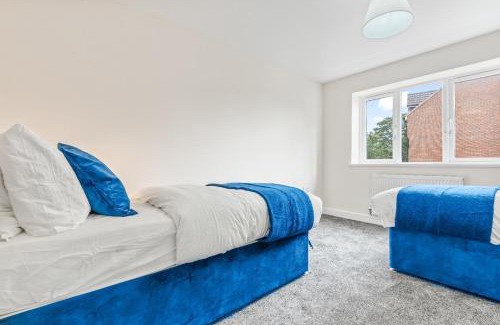 Walsall Casa | Modern 4-Bed, Parking, Pool Table, Sleeps 11