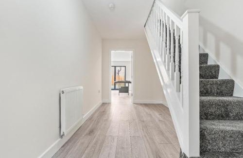Walsall Casa | Modern 4-Bed, Parking, Pool Table, Sleeps 11