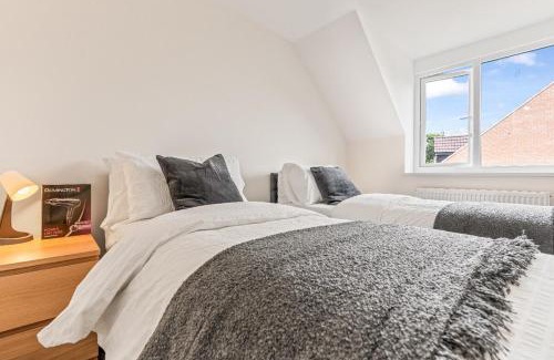 Walsall Casa | Modern 4-Bed, Parking, Pool Table, Sleeps 11