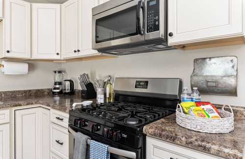 Bettendorf Casa | Modern 4 Bedroom Home, NEW 2nd Bathroom, Large Fenced Backyard with Patio