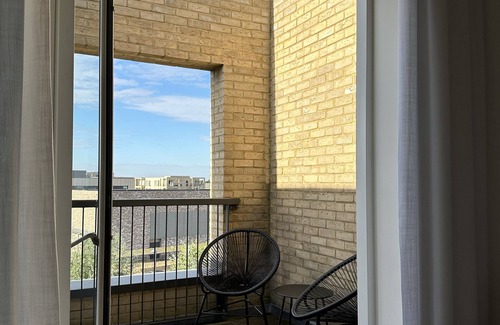 Trumpington Casa | Modern 4 Bedroom, 4 Floor, Cambridge Property - Sleeps 10 with private parking.