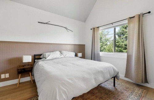 Stevensville Otro | Modern 4-bedroom Farmhouse Oasis with Apple Orchard and Mountain Views