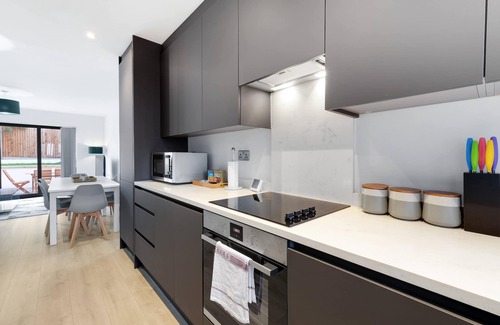 Slough Casa | Modern 4 Bedroom House 03 With Parking in Farnham Royal, Slough