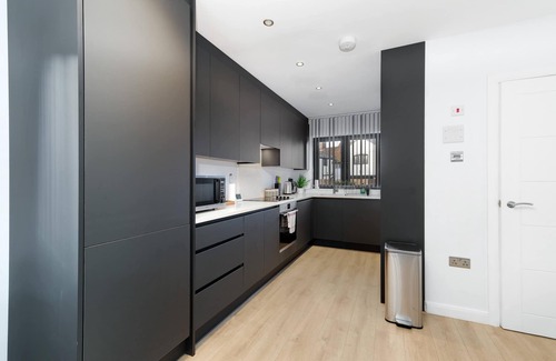 Slough Casa | Modern 4 Bedroom House 03 With Parking in Farnham Royal, Slough