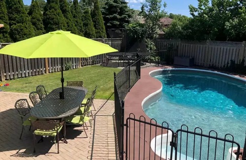 Erin Mills Casa | Modern 4 Bedroom home with pool