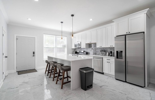 Chicago Casa | Modern 4-Bedroom Home – Newly Built - Sleeps 10!