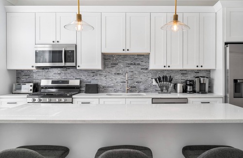 Chicago Casa | Modern 4-Bedroom Home – Newly Built - Sleeps 10!