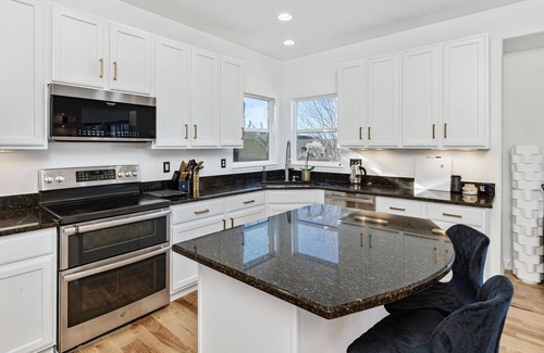 Aurora Casa | Modern 4 bedroom home with hot tub and office