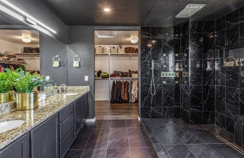 Aurora Casa | Modern 4 bedroom home with hot tub and office